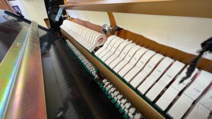 Piano droit Ritmüller UP110R2 noir 110 cm – Image 4
